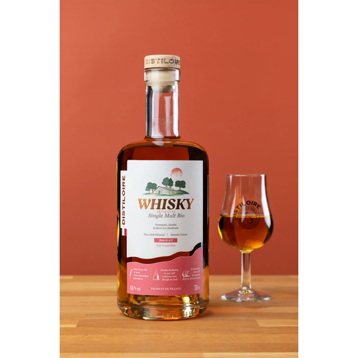 Bouteille de whisky single malt batch n°1 de chez Distiloire avec son verre de dégustation