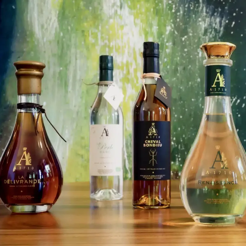 Différentes bouteilles de rhum A1710