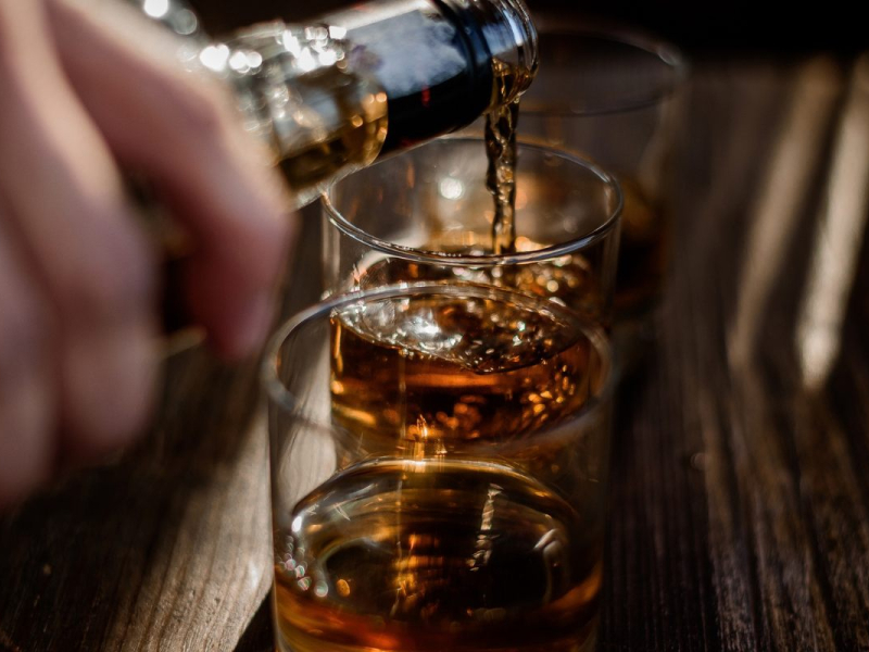 Que manger avec le whisky : les meilleurs accords mets et whisky